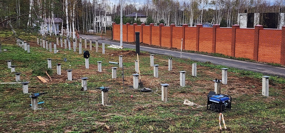 Как правильно установить железобетонные сваи под забор: пошаговое руководство